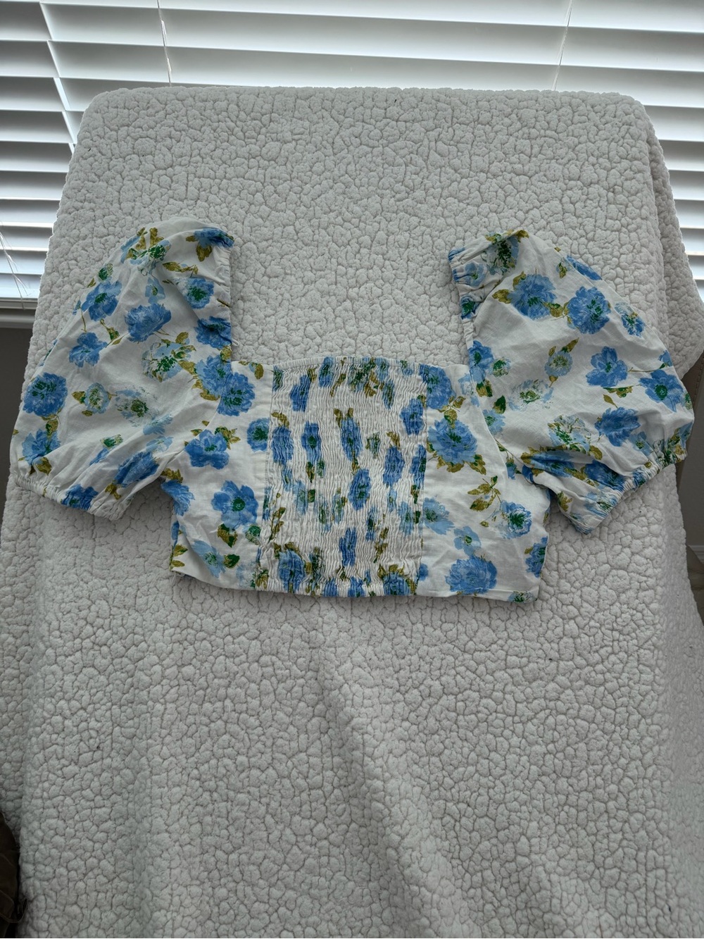 Zara White Crop Top with Blue Floral Print and Puff Sleeves - Picture 3 of 5